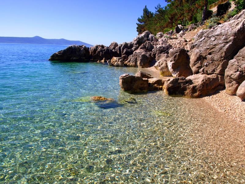 Plage de galets aux eaux turquoises, idéale pour une pause détente près de Rijeka.