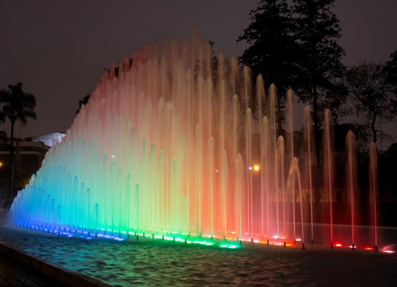 Circuito Mágico del Agua à Lima avec ses fontaines illuminées la nuit.