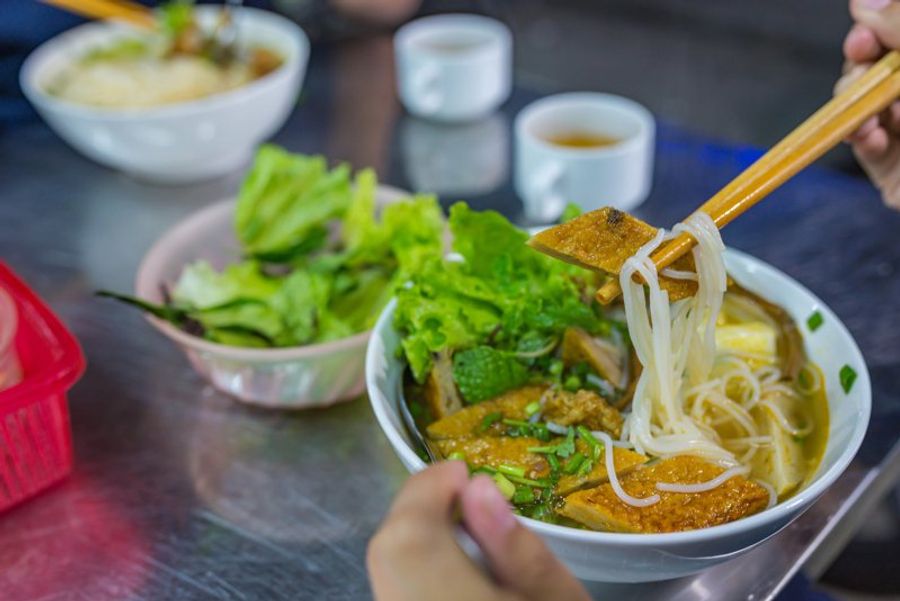 Bol de bun cha vietnamien avec vermicelles, viande grillée et herbes fraîches à Da Nang