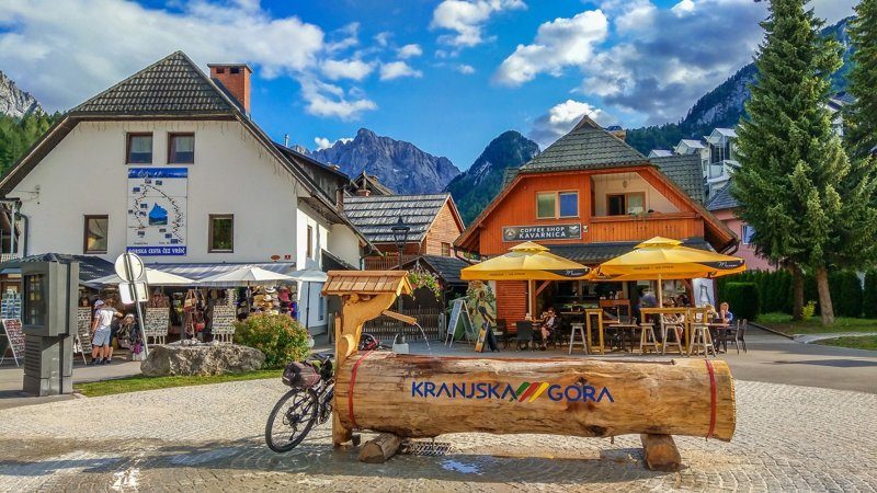 Centre de Kranjska Gora avec montagnes des Alpes juliennes