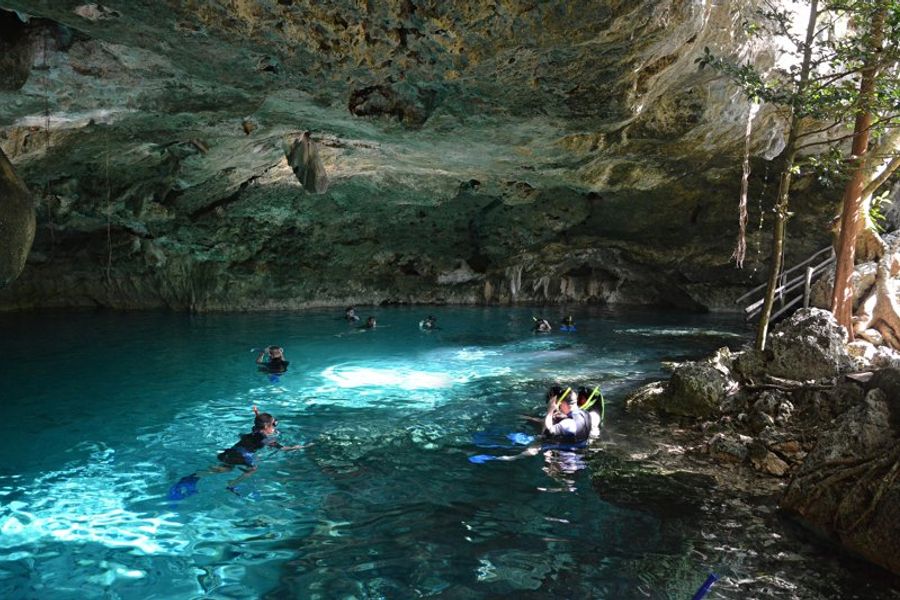 Personnes nageant dans le Cenote Dos Ojos à Tulum.