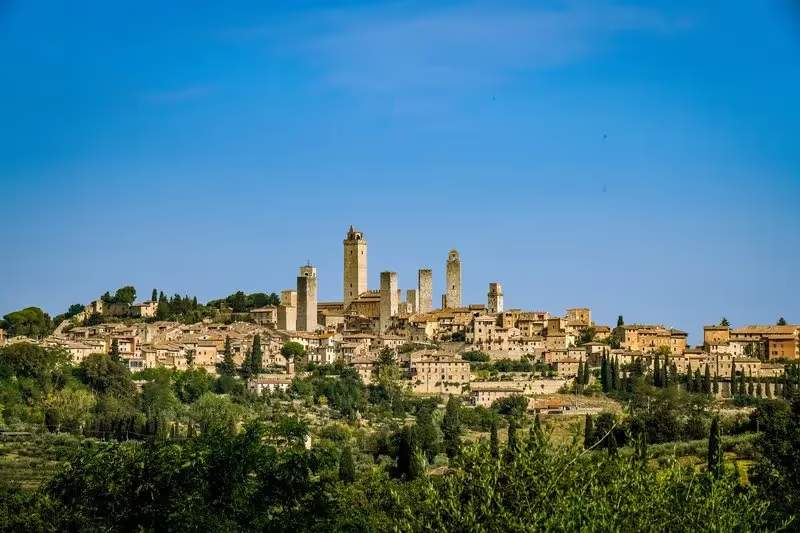 Vue panoramique de San Gimignano avec ses célèbres tours médiévales s'élevant au-dessus de la ville.