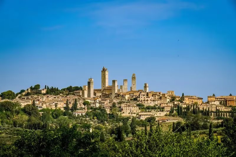 Vue panoramique de San Gimignano avec ses célèbres tours médiévales s'élevant au-dessus de la ville.