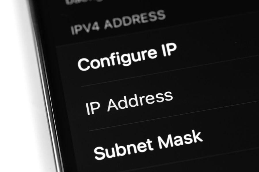 Écran de configuration d’adresse IP illustrant l’utilisation d’un VPN pour modifier sa localisation et payer des billets d’avion moins chers.