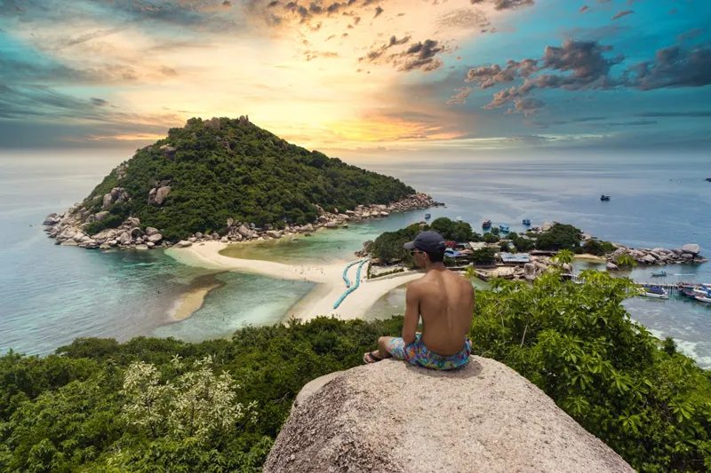 Un homme torse admirant les îles à Koh Nang Yuan