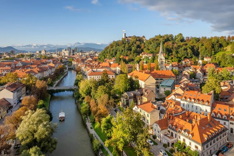 Vue aérienne de Ljubljana avec la rivière Ljubljanica et le château sur la colline en Slovénie