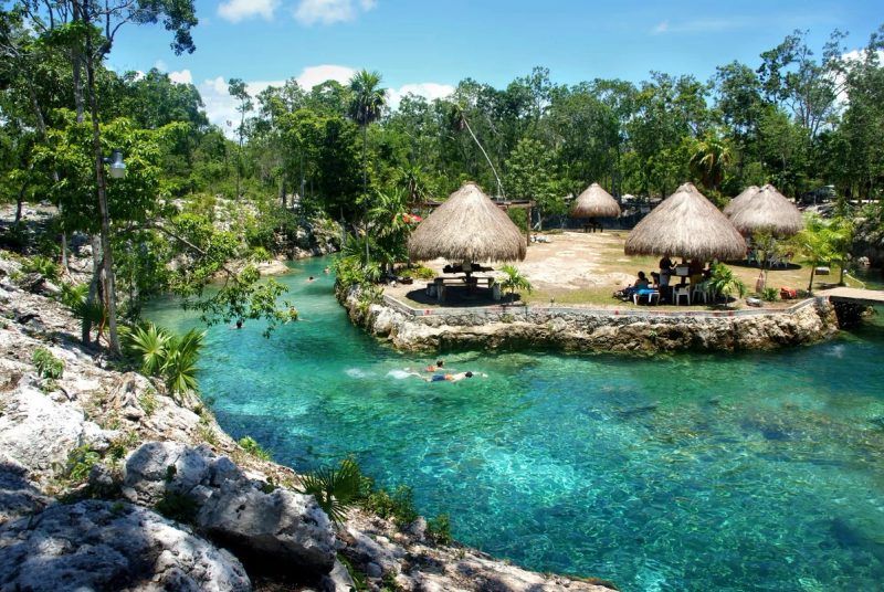 Une piscine naturelle d'eau douce de la région du Yucatán