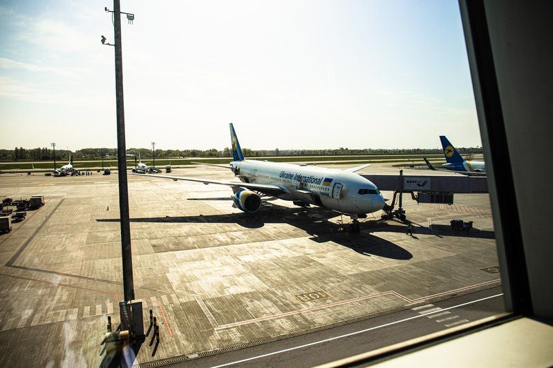 	Avion à l’aéroport prêt à décoller pour un voyage à Rome