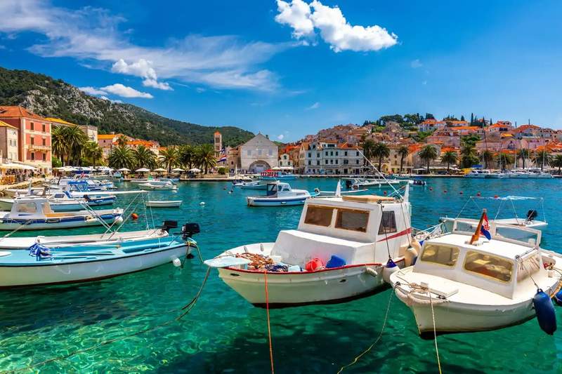 Des bateaux dans le port de Hvar