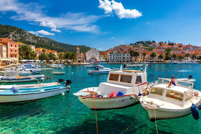 Des bateaux dans le port de Hvar