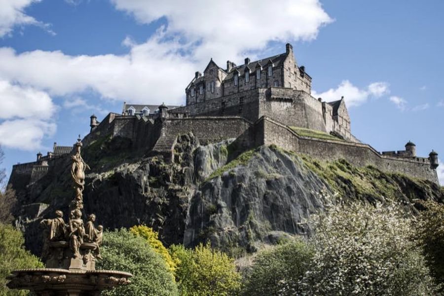 Vue sur les jardins en contrebas d'Edinburgh Castle avec la fontaine Ross Fountain, au pied du piton volcanique qui porte le château à Édimbourg.