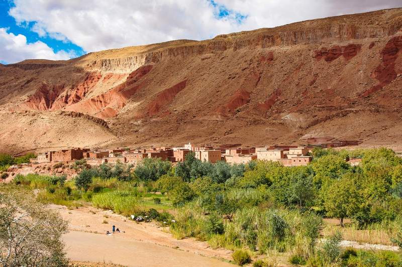 Village de Bou Tharar dans la Vallée des Roses, Maroc, au pied des montagnes ocres du Haut Atlas.