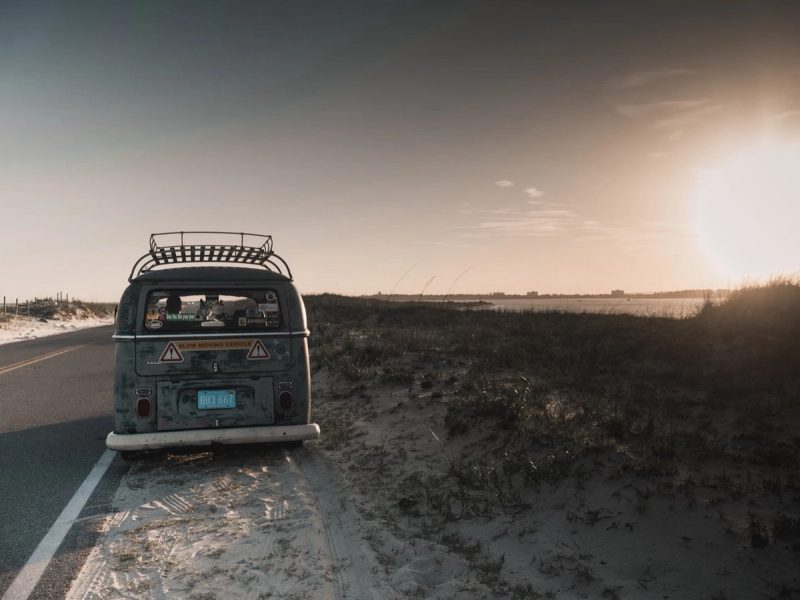 Photo illustrant un paysage de route idéale pour un roadtrip en voiture électrique, mettant en avant une atmosphère d’aventure et de mobilité durable.