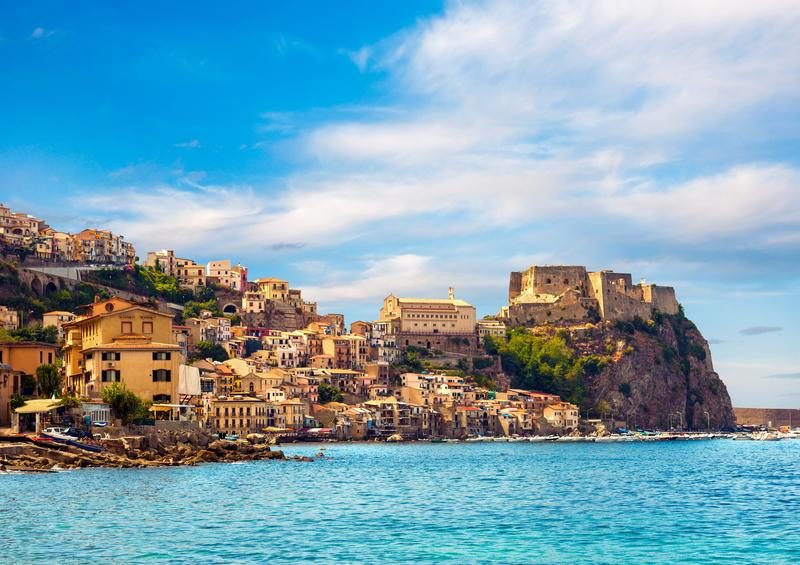 Vue panoramique de la ville de Scilla avec ses maisons colorées au bord de la mer Méditerranée.