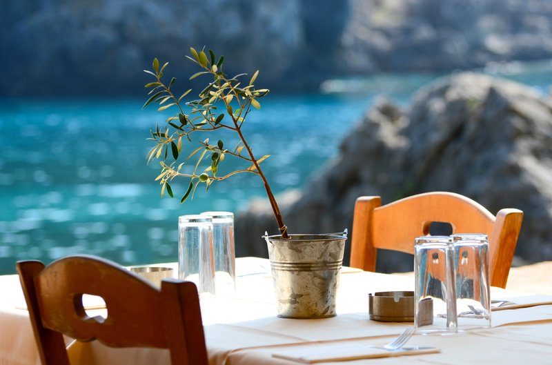 Table de taverne en bord de mer, avec une vue apaisante sur l