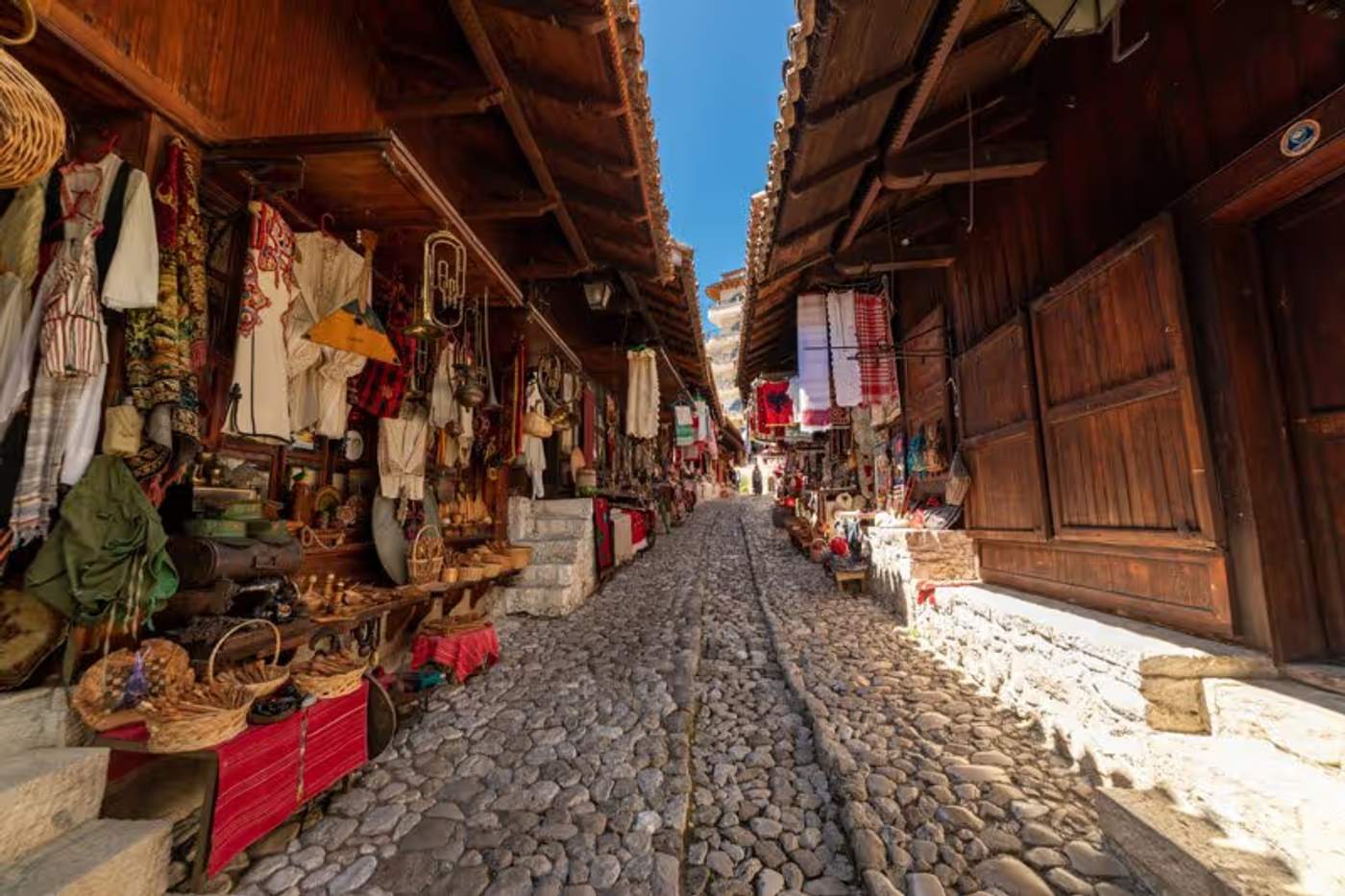Ruelles pavées du bazar de Kruje avec des boutiques artisanales.