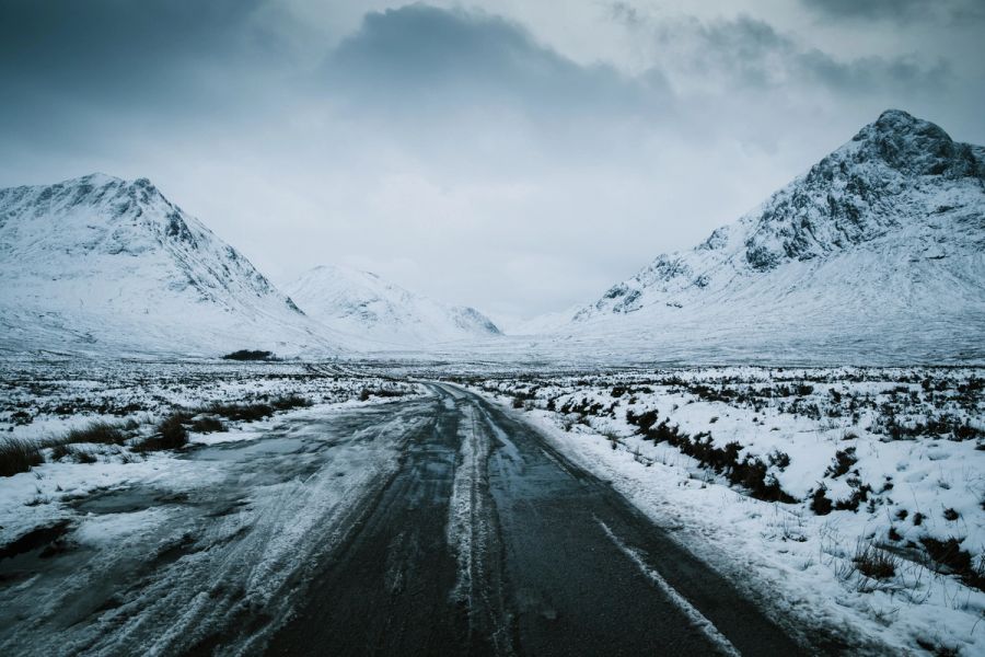 Route enneigée traversant les montagnes de Glen Etive en Écosse