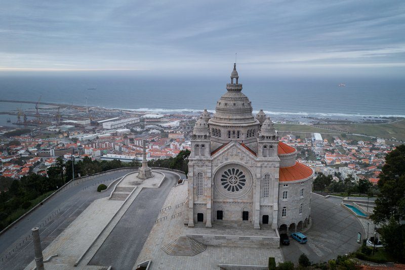 Vue aérienne du sanctuaire de Santa Luzia à Braga, avec une perspective sur la ville et l’océan Atlantique en arrière-plan.