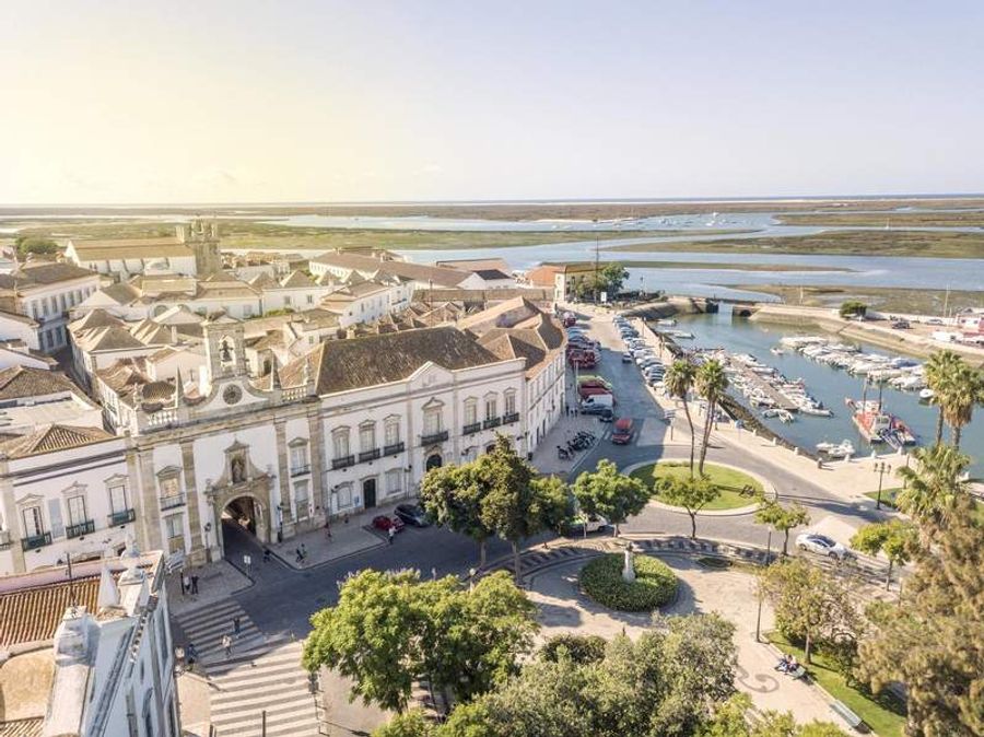 Vue aérienne de la ville de Faro, Algarve, Portugal, avec le port et les bâtiments historiques.