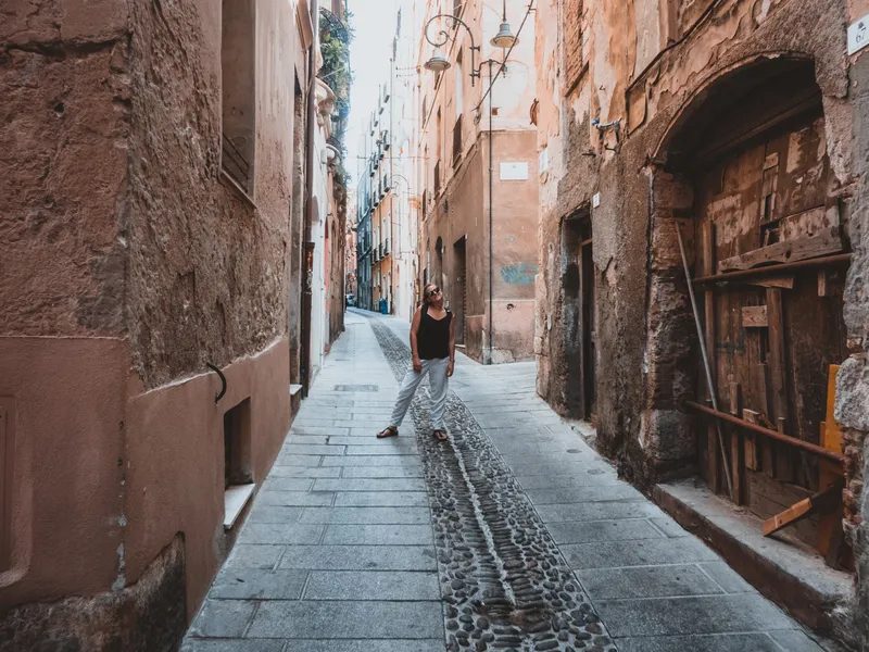 Maud dans les petites ruelles du quartier de Castello
