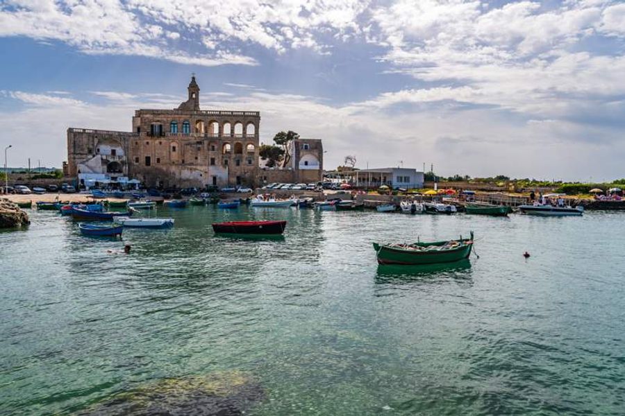Vue du port de San Vito avec des bateaux colorés flottant dans l