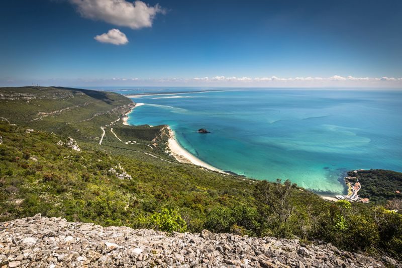 Une vue panoramique sur les plages et falaises du Parc Naturel de l