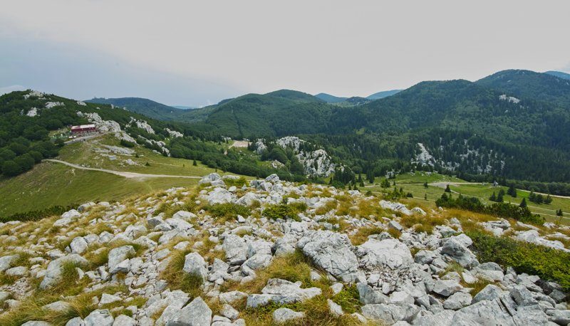 Une vue panoramique sur les montagnes verdoyantes du parc national Velebit.