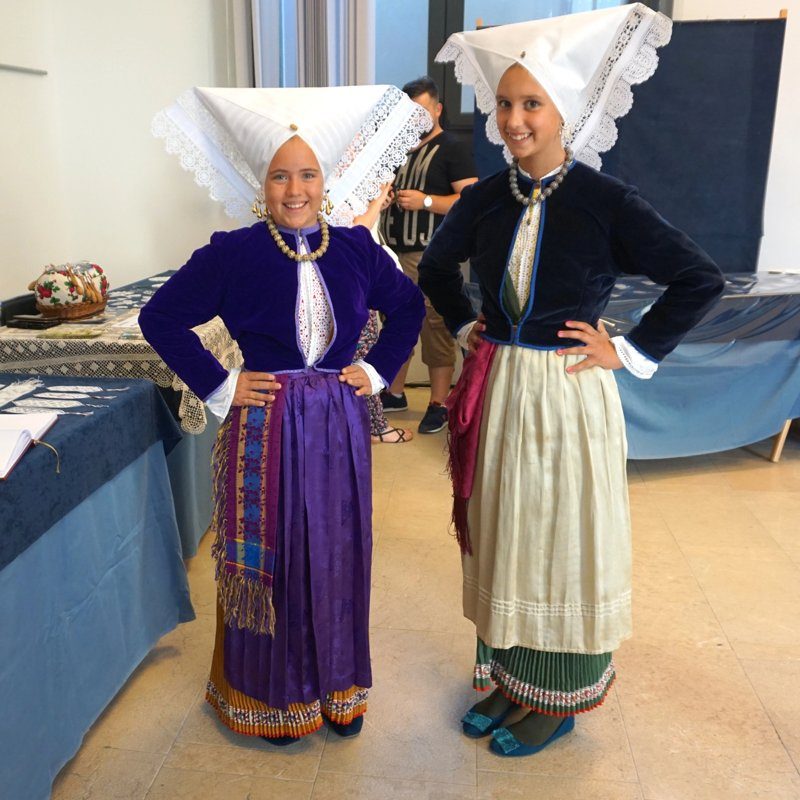 Deux femmes vêtues de costumes traditionnels croates lors du célèbre carnaval de Pag, reflétant la riche culture locale.
