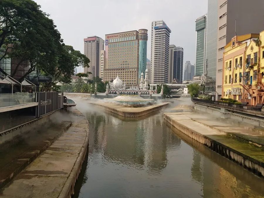 Une vue sur la mosquée Masjid Jamek et les fontaines