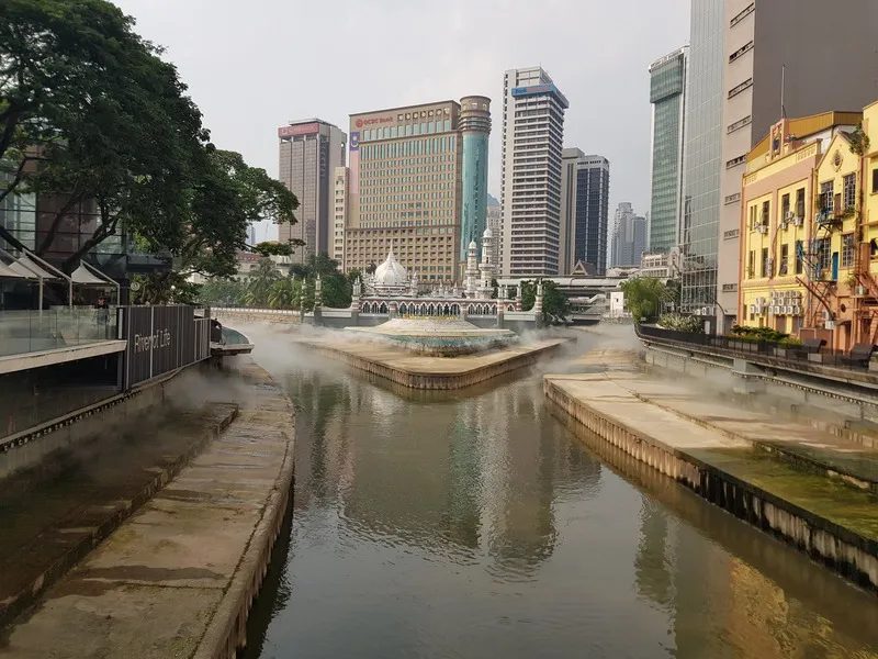Une vue sur la mosquée Masjid Jamek et les fontaines