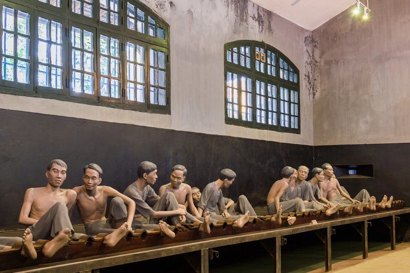 Reconstitution historique dans l’ancienne prison Hoa Lo avec des mannequins représentant des prisonniers enchaînés.