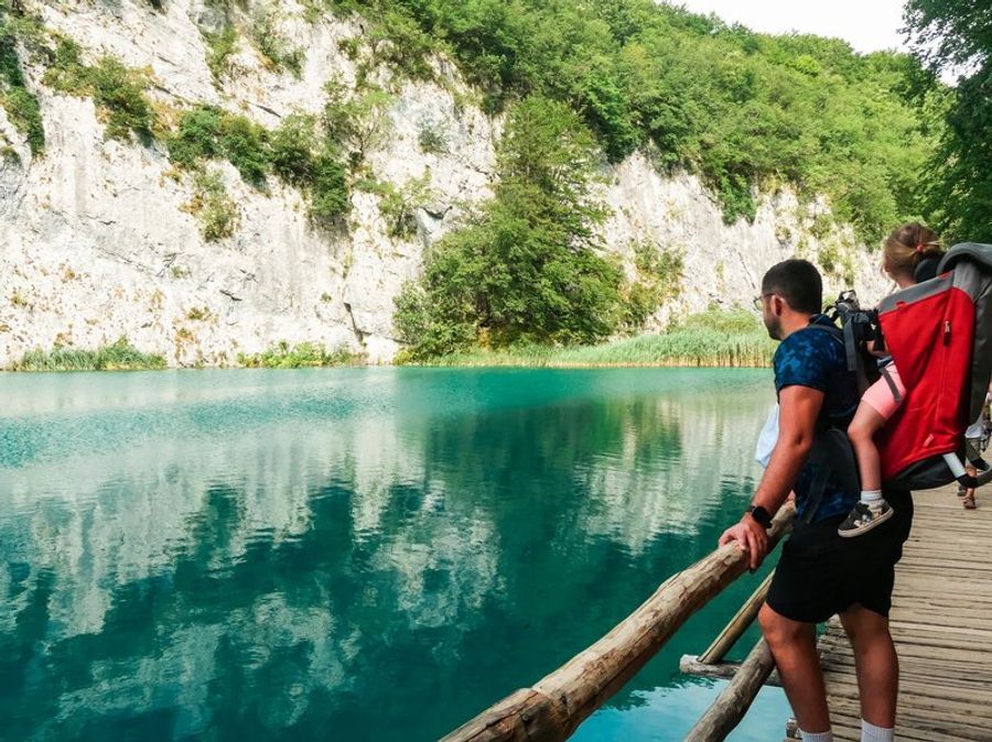 Promenade en bois au bord des lacs turquoise de Plitvice, Croatie.