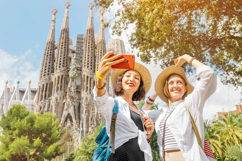 Deux femmes qui font un selfie en Espagne