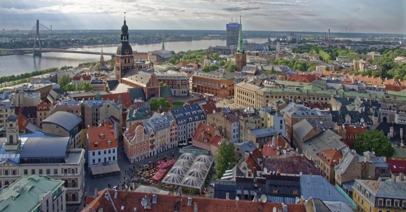 Vue panoramique de la ville de Riga, Lettonie, avec ses bâtiments historiques et la rivière en arrière-plan