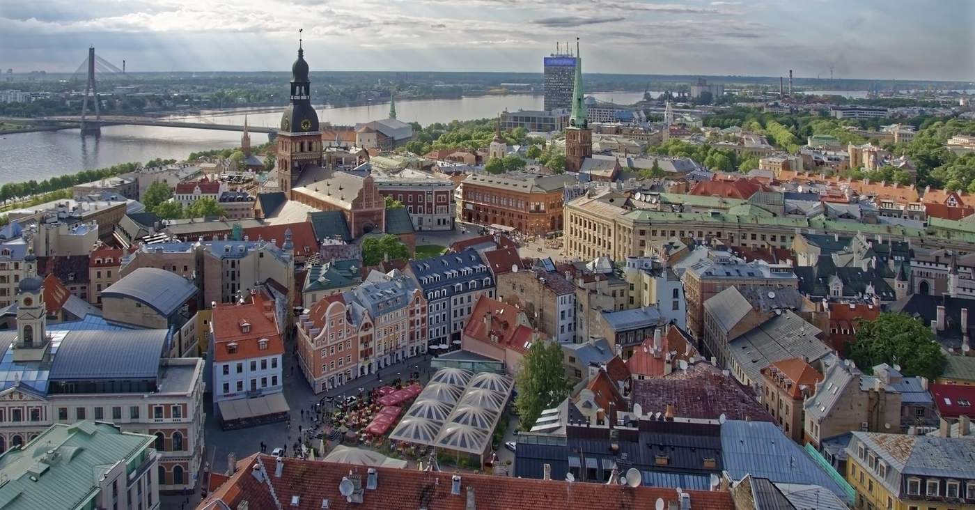 Vue panoramique de la ville de Riga, Lettonie, avec ses bâtiments historiques et la rivière en arrière-plan