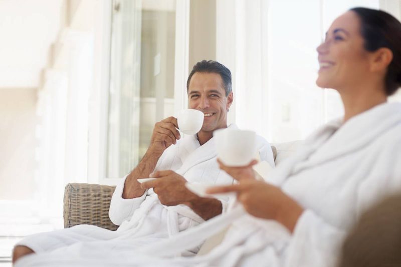 Couple en peignoir profitant d'un séjour bien-être dans un hôtel spa