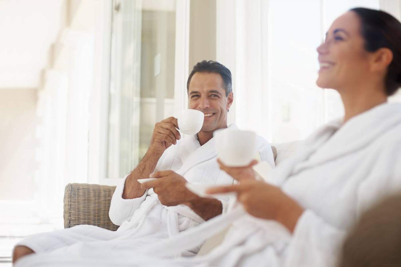 Couple en peignoir profitant d'un séjour bien-être dans un hôtel spa
