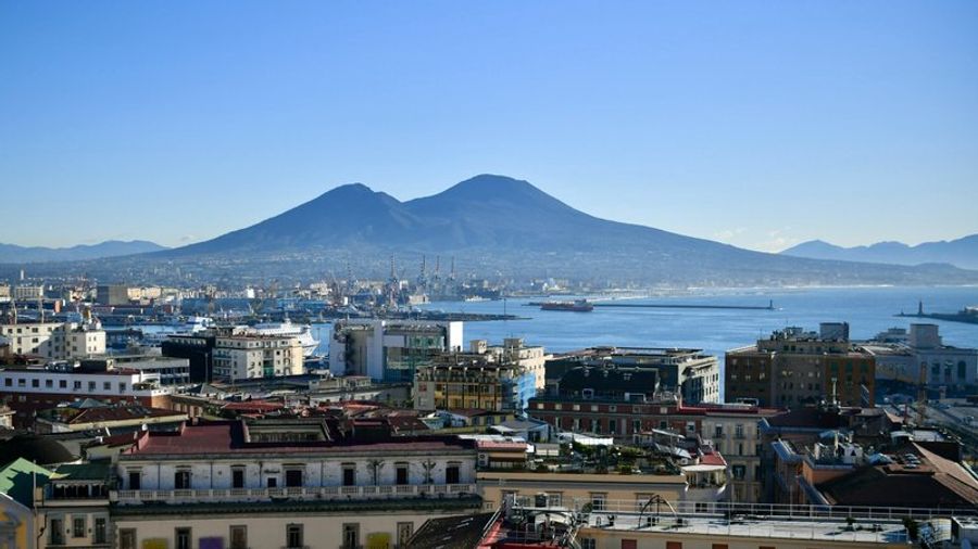 Vue sur Naples avec le Vésuve en arrière-plan.