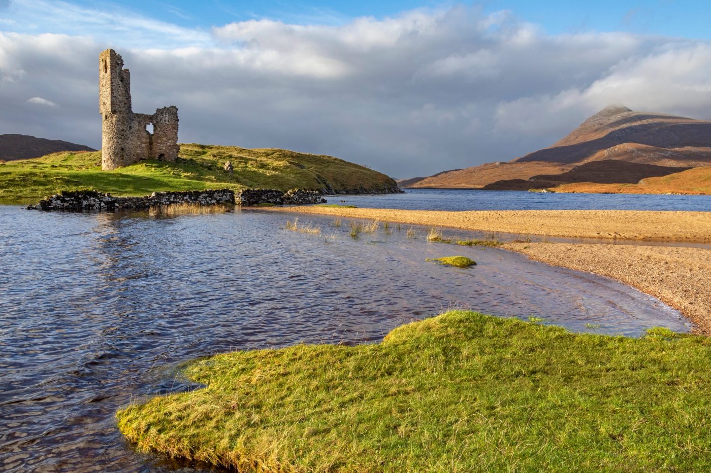 Ruines d’Ardvreck Castle au bord du Loch Assynt, en Écosse