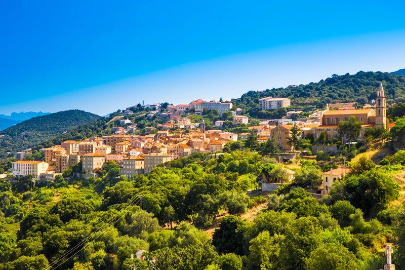 Le village pittoresque de Sartène en Corse, avec ses maisons en pierre et son ambiance médiévale.