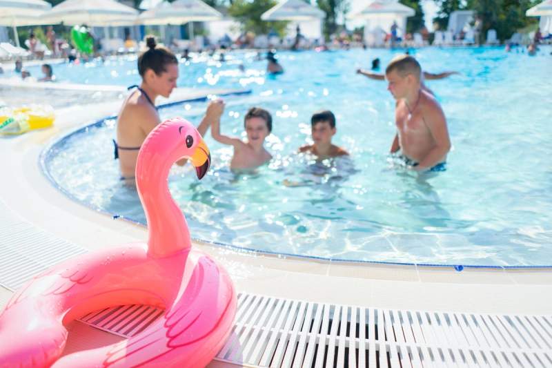 Une famille à la piscine