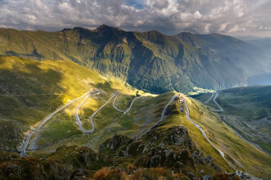 Vue aérienne de la route sinueuse Transfagarasan traversant les montagnes de Roumanie.