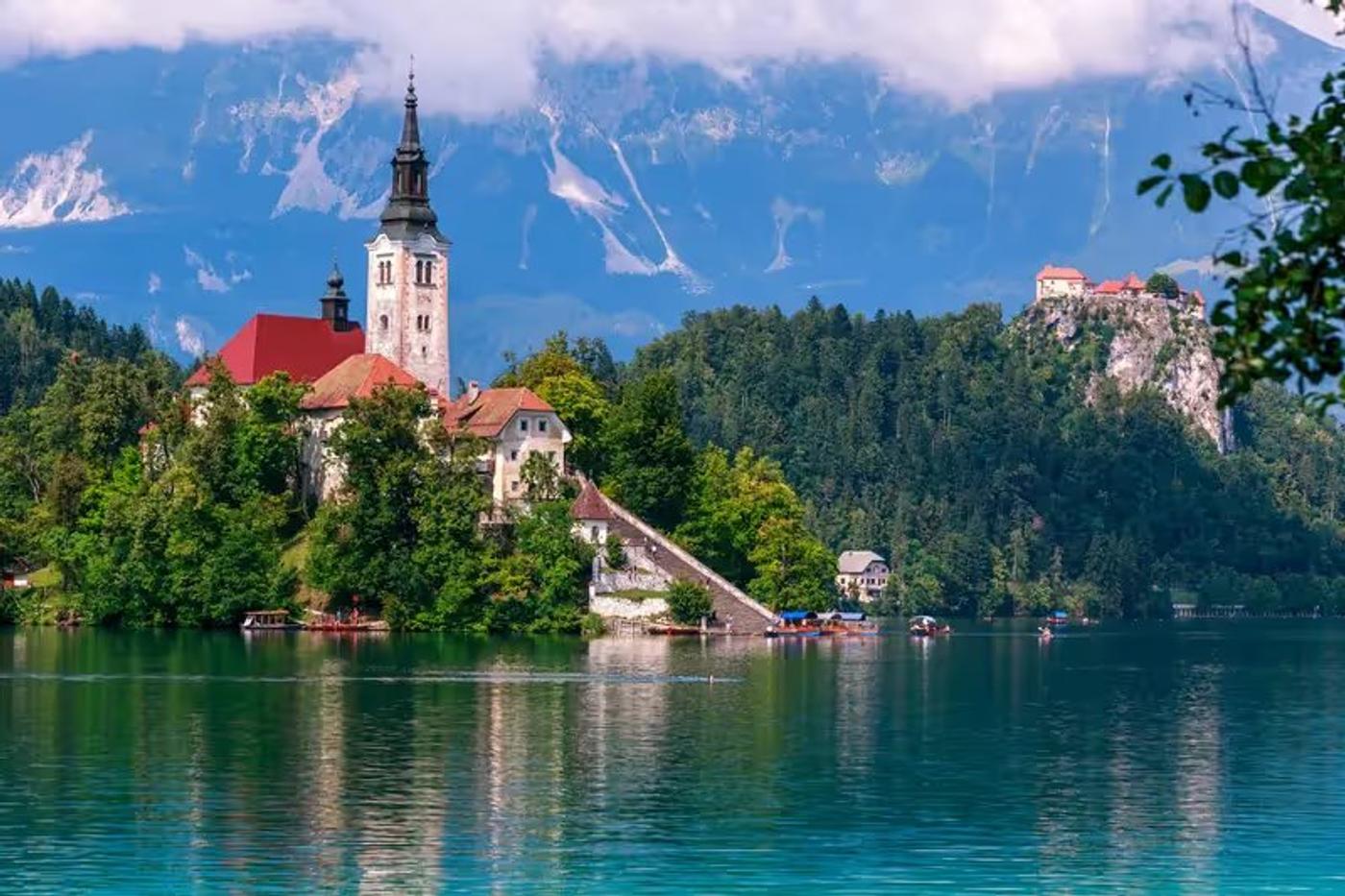 Bled · le lac avec l'île et le château au lever du soleil