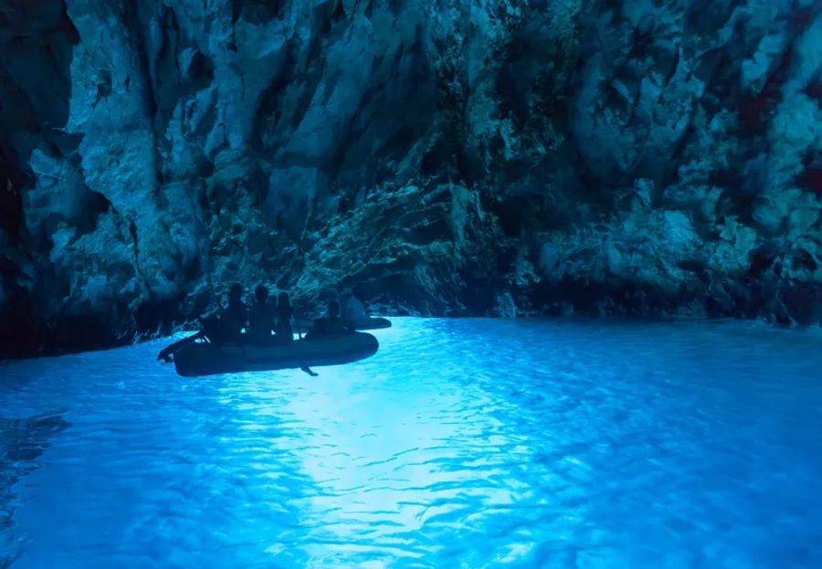 Des gens sur un bateau dans la grotte bleue près de Hvar