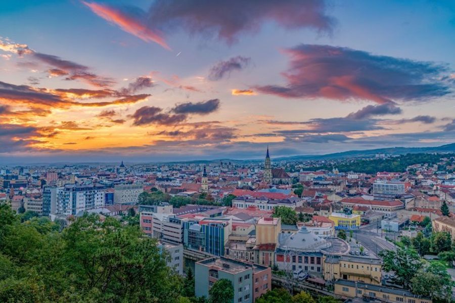 Vue panoramique de Cluj-Napoca depuis la colline Cetățuia au coucher de soleil.
