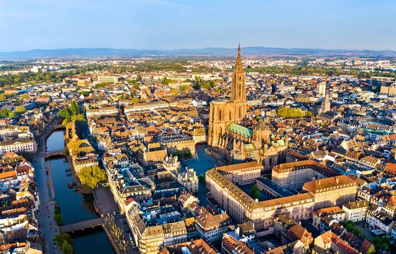 Vue aérienne de la cathédrale de Strasbourg et du centre historique au coucher du soleil