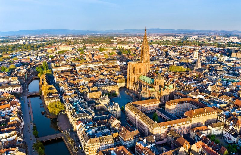 Vue aérienne de la cathédrale de Strasbourg et du centre historique au coucher du soleil