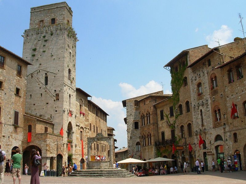 Rue pavée et bâtiments en pierre du centre historique de San Gimignano.