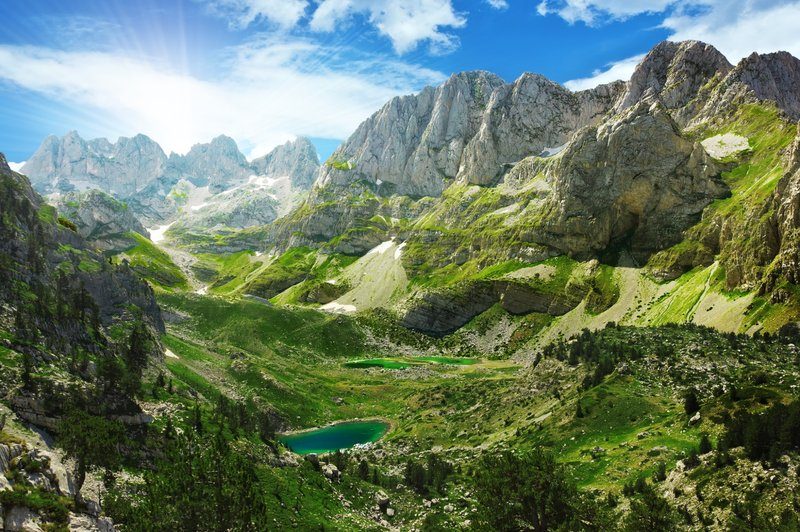 Paysage des Alpes albanaises dans la vallée de Valbona avec lacs et sommets rocheux