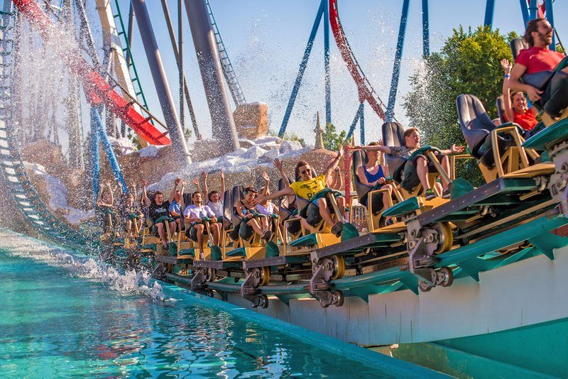 Les montagnes russes de PortAventura World avec des visiteurs profitant de l